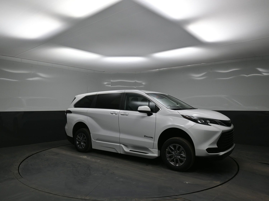 New 2026 Toyota Sienna LE