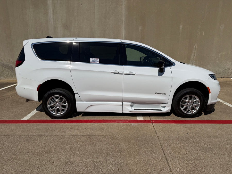 PRE OWNED 2025 Chrysler Pacifica Select Safety