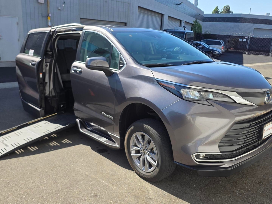 PRE OWNED 2024 Toyota Sienna XLE Base
