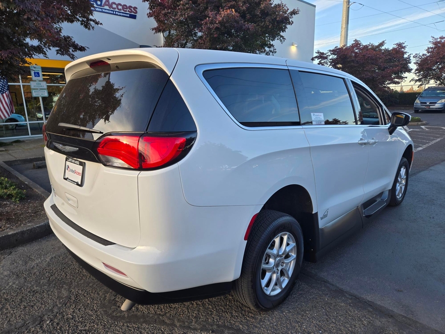 PRE OWNED 2022 Chrysler Voyager LX