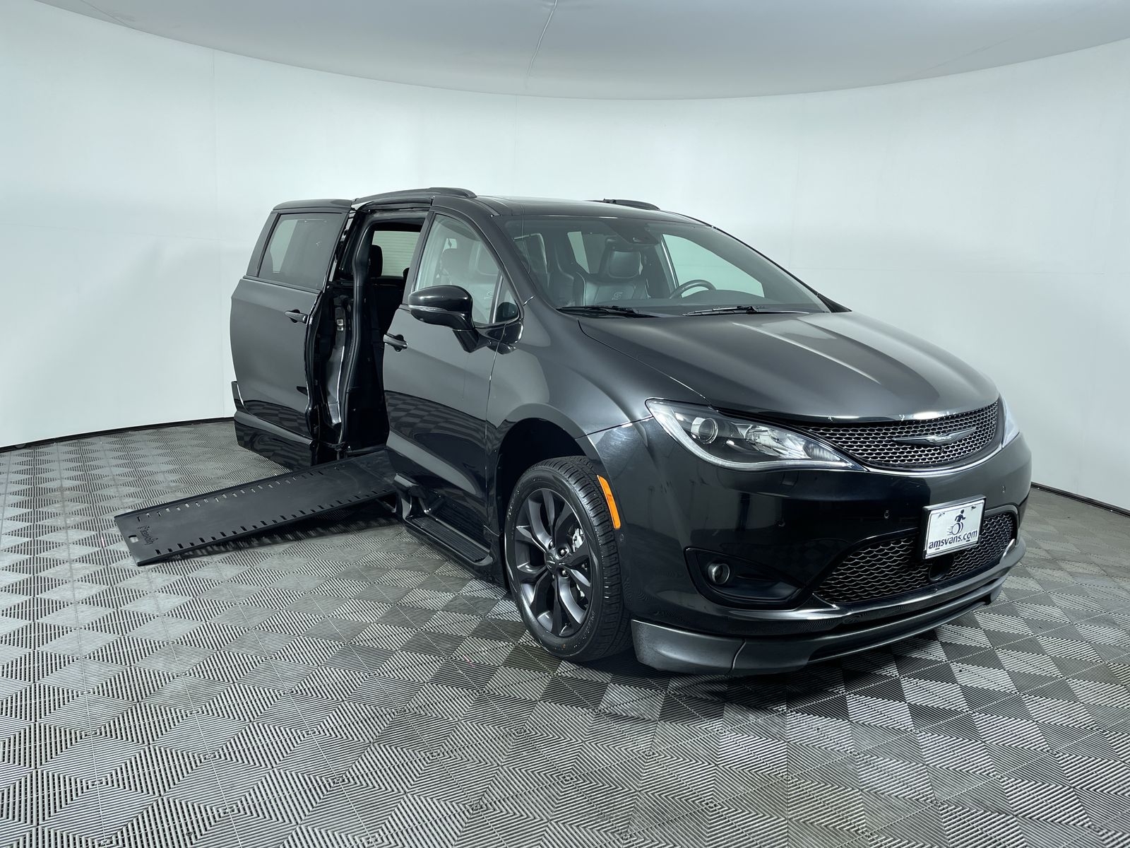 2018 Chrysler Pacifica Limited's photo