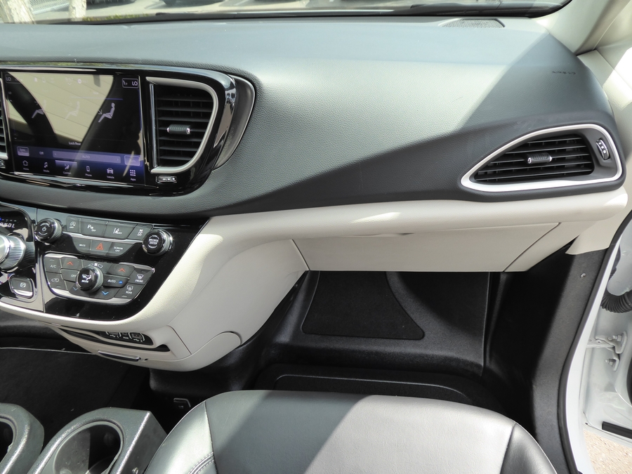 PRE OWNED 2023 Chrysler Pacifica Touring L
