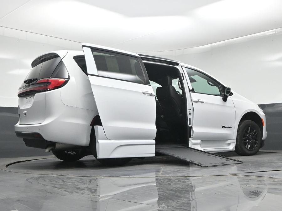 New 2027 Chrysler Pacifica Select Sport