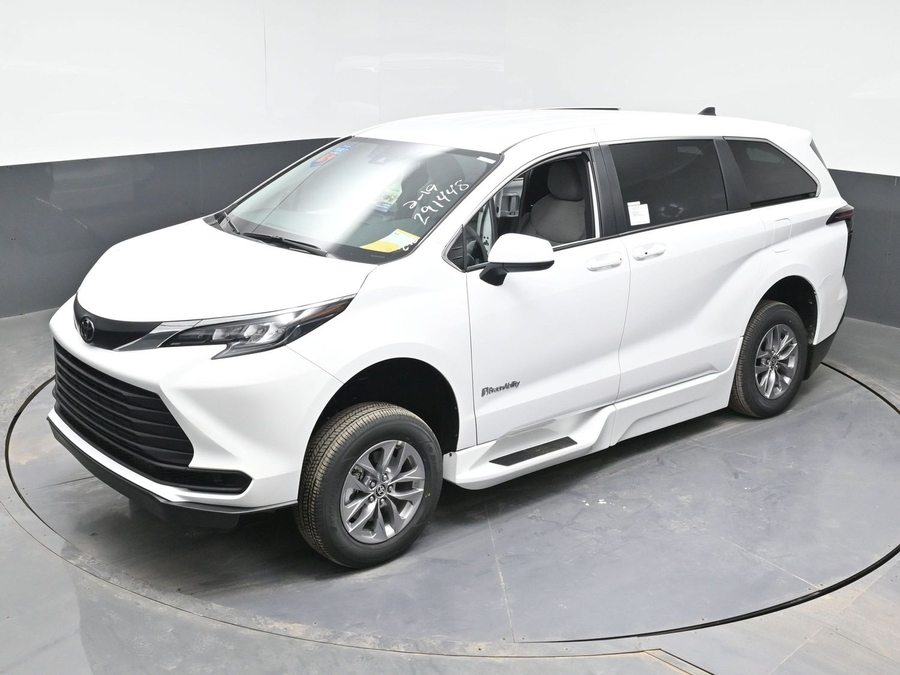 New 2026 Toyota Sienna LE