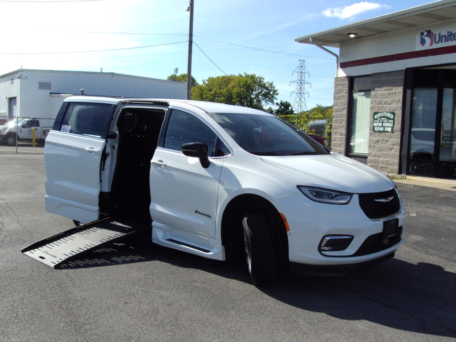 PRE OWNED 2025 Chrysler Pacifica Select Safety