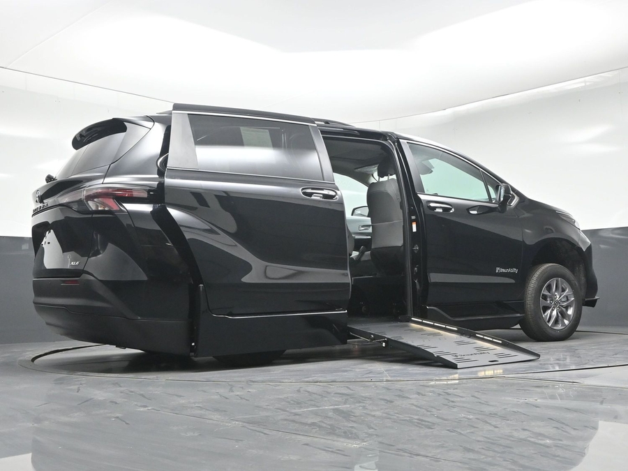 New 2026 Toyota Sienna XLE Base